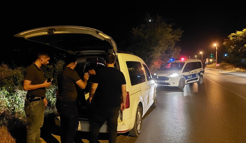 polis-onunu-kesti-calinti-aracla-kacis-akyazida-sona-erdieglsru1ey1