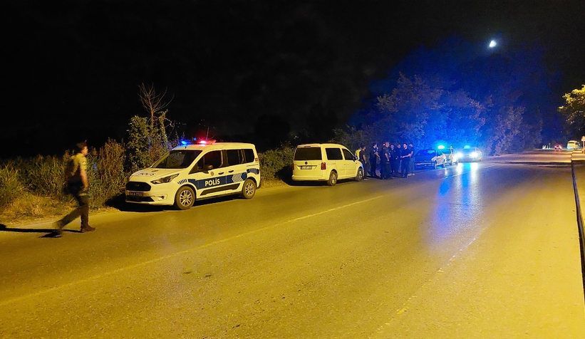 polis-onunu-kesti-calinti-aracla-kacis-akyazida-sona-erdieglsru1ey1