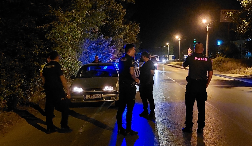 polis-onunu-kesti-calinti-aracla-kacis-akyazida-sona-erdieglsru1ey1