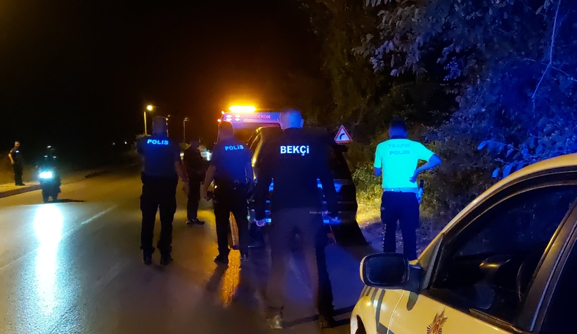 polis-onunu-kesti-calinti-aracla-kacis-akyazida-sona-erdieglsru1ey1