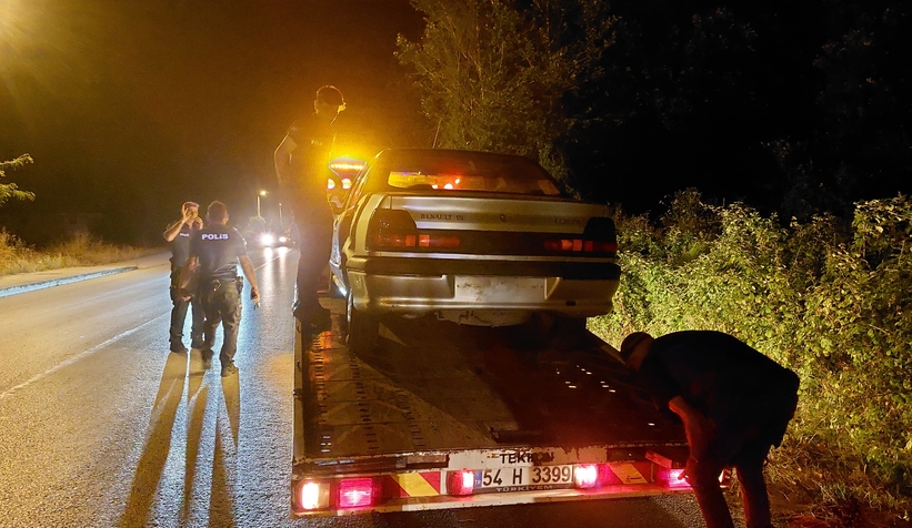 polis-onunu-kesti-calinti-aracla-kacis-akyazida-sona-erdieglsru1ey1