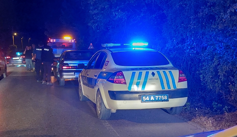 polis-onunu-kesti-calinti-aracla-kacis-akyazida-sona-erdieglsru1ey1