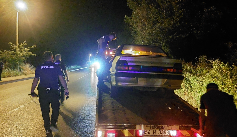 polis-onunu-kesti-calinti-aracla-kacis-akyazida-sona-erdieglsru1ey1