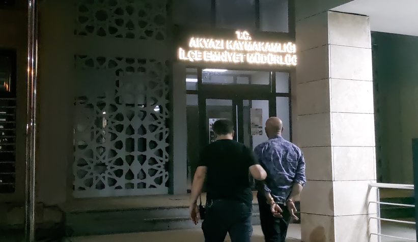 polis-onunu-kesti-calinti-aracla-kacis-akyazida-sona-erdieglsru1ey1