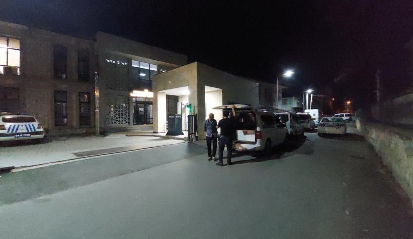 polis-onunu-kesti-calinti-aracla-kacis-akyazida-sona-erdieglsru1ey1