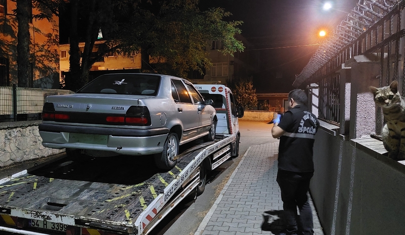 polis-onunu-kesti-calinti-aracla-kacis-akyazida-sona-erdieglsru1ey1