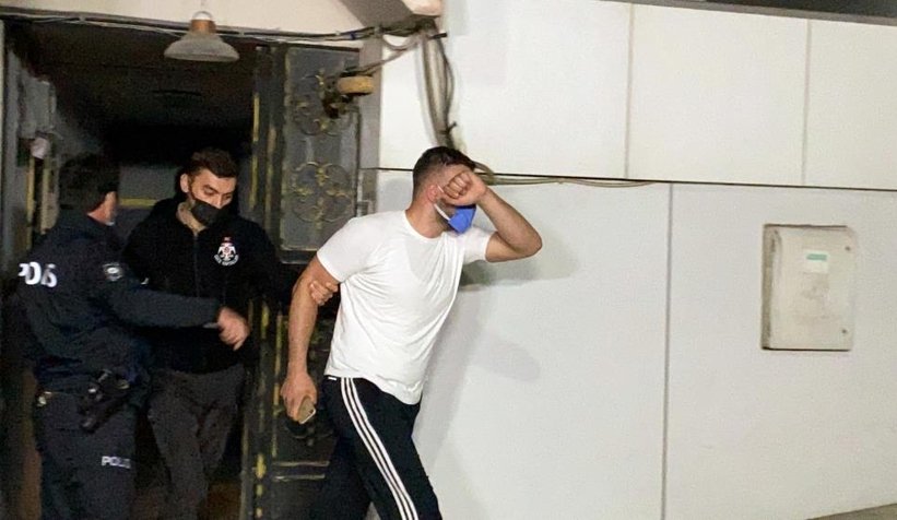 Polisi görünce kendilerini içeri kilitlediler