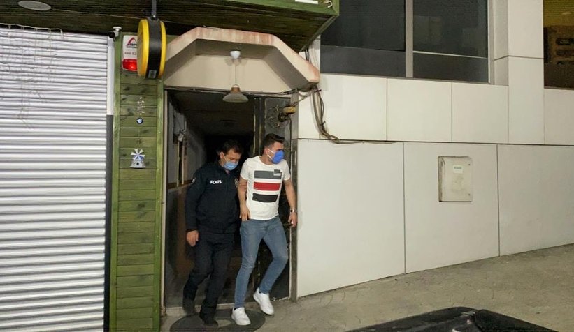 Polisi görünce kendilerini içeri kilitlediler