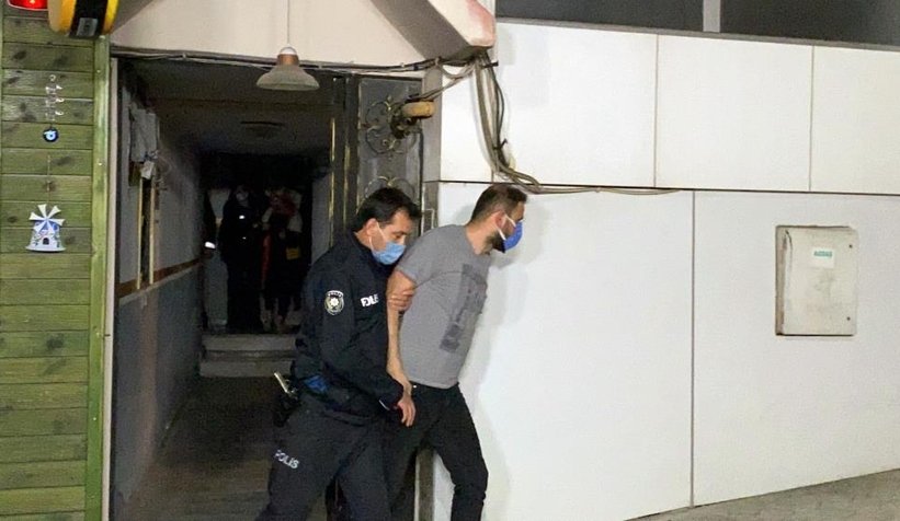 Polisi görünce kendilerini içeri kilitlediler