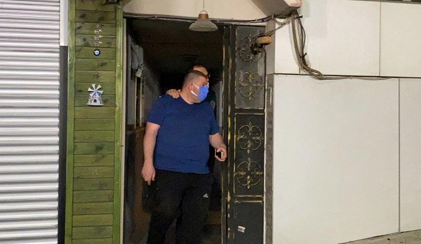 Polisi görünce kendilerini içeri kilitlediler