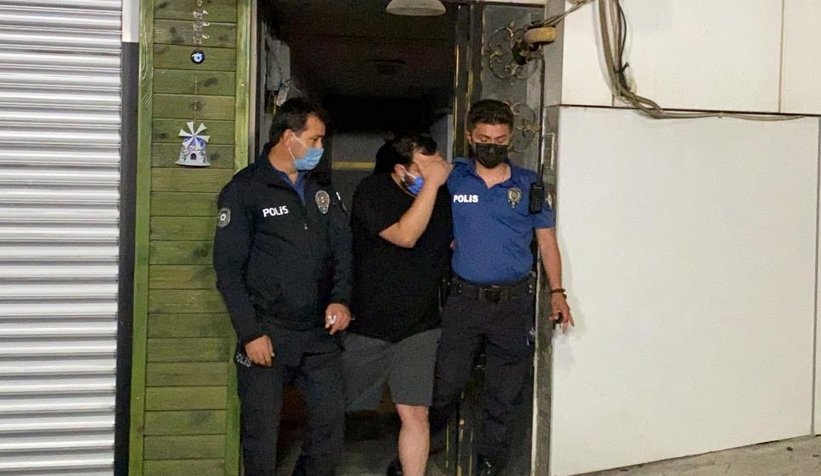 Polisi görünce kendilerini içeri kilitlediler