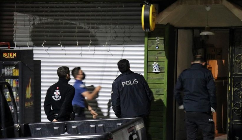 Polisi görünce kendilerini içeri kilitlediler