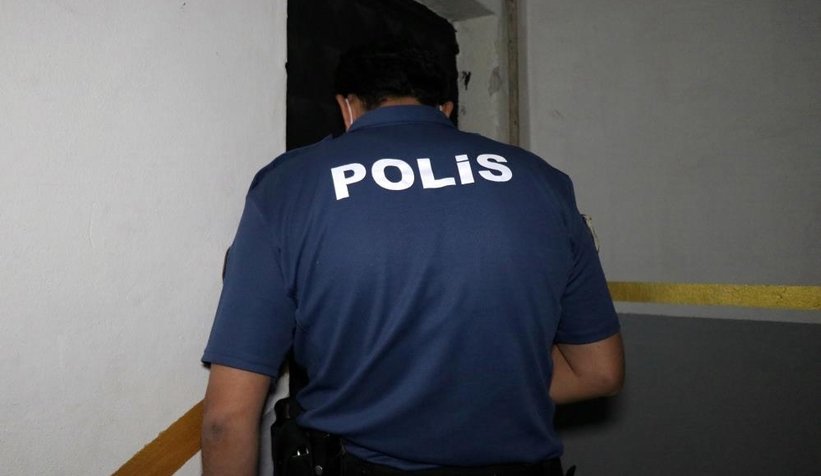 Polisi görünce kendilerini içeri kilitlediler