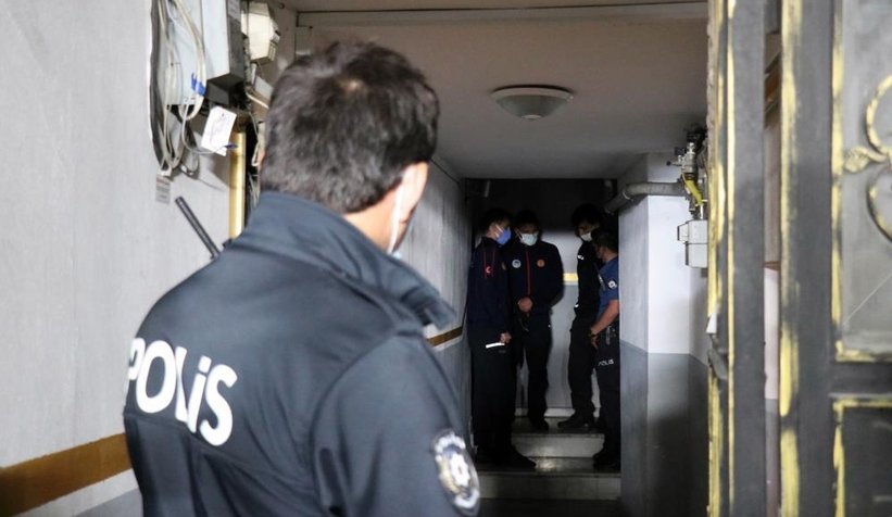 Polisi görünce kendilerini içeri kilitlediler