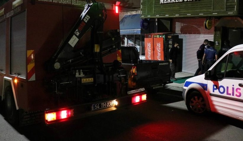 Polisi görünce kendilerini içeri kilitlediler