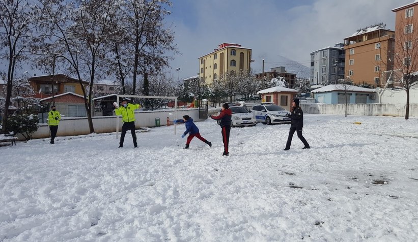 Polisler çocuklarla kartopu oynayıp kardan adam yaptı