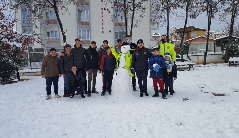 Polisler çocuklarla kartopu oynayıp kardan adam yaptı