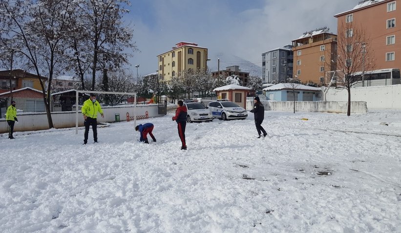 Polisler çocuklarla kartopu oynayıp kardan adam yaptı