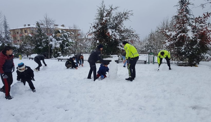 Polisler çocuklarla kartopu oynayıp kardan adam yaptı
