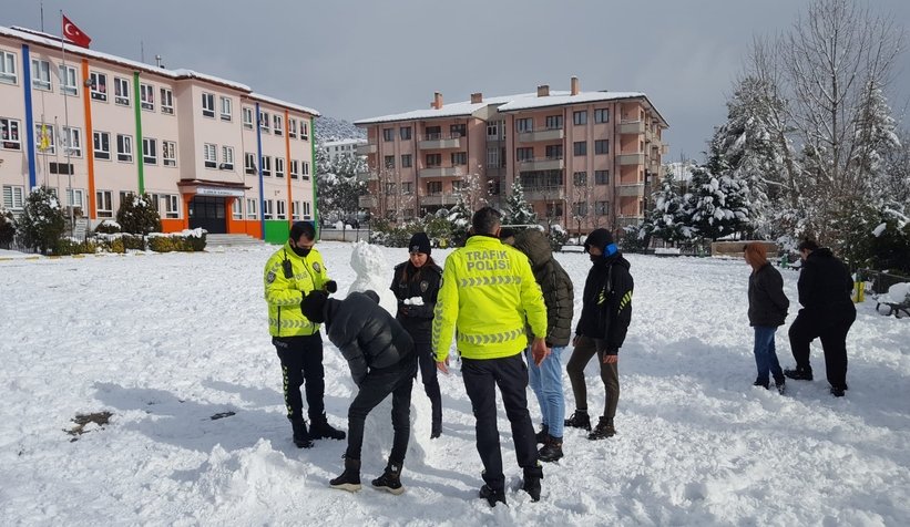 Polisler çocuklarla kartopu oynayıp kardan adam yaptı