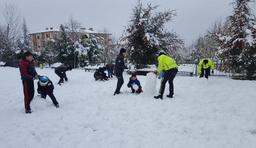 Polisler çocuklarla kartopu oynayıp kardan adam yaptı