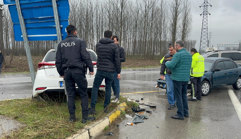 Polisler kaza yaptı