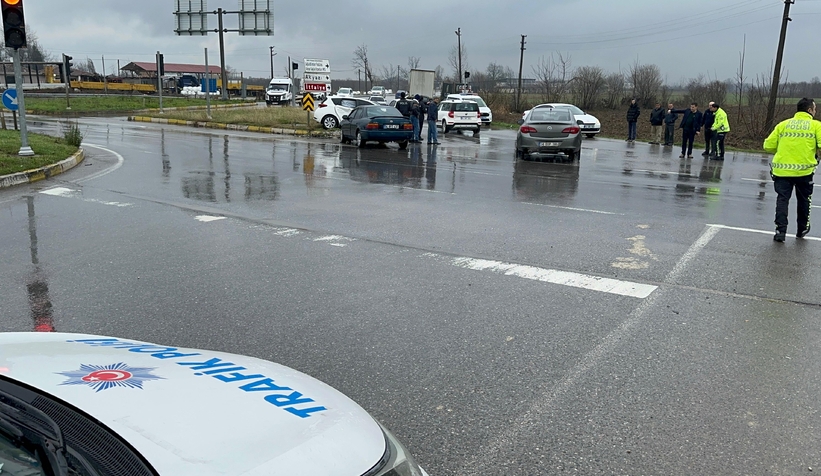 Polisler kaza yaptı