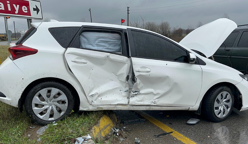 Polisler kaza yaptı