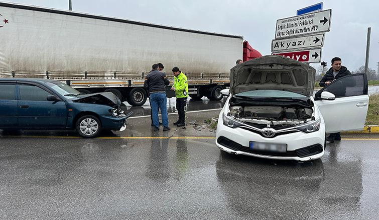 Polisler kaza yaptı