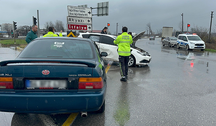Polisler kaza yaptı