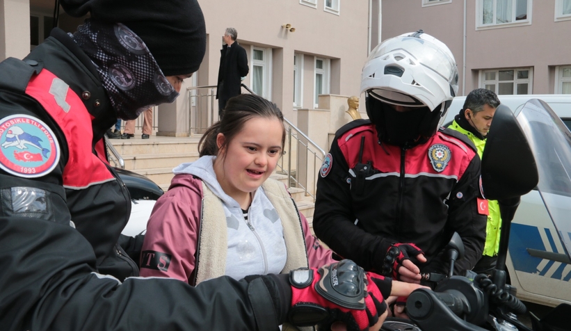  Polislerden down sendromlu öğrencilere ziyaret