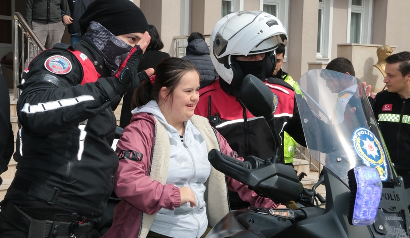  Polislerden down sendromlu öğrencilere ziyaret