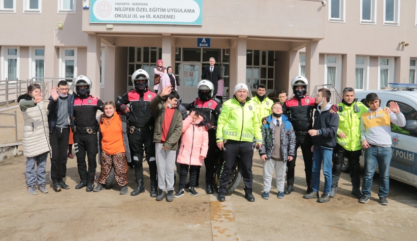  Polislerden down sendromlu öğrencilere ziyaret
