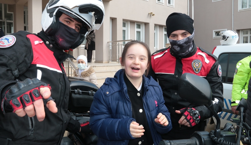  Polislerden down sendromlu öğrencilere ziyaret