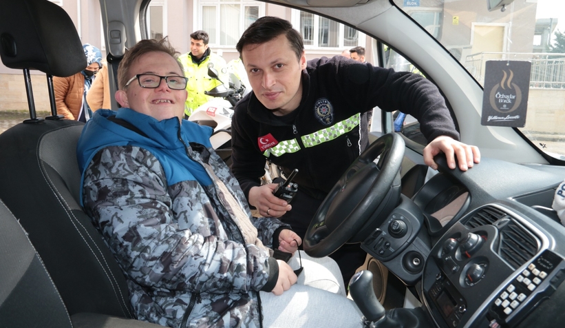  Polislerden down sendromlu öğrencilere ziyaret