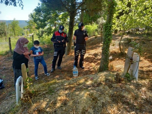 Polislerden duygulandıran hareket