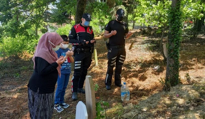 Polislerden duygulandıran hareket