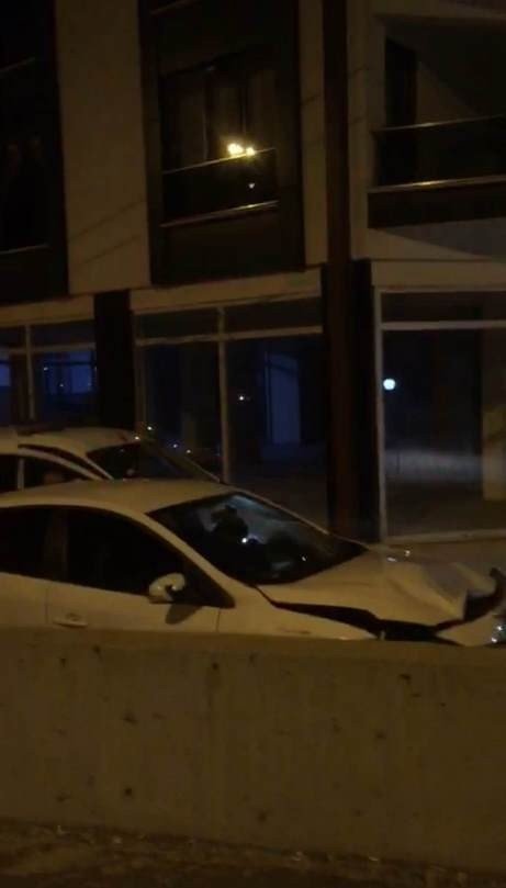 Polisten kaçarken beton direğe çarptı