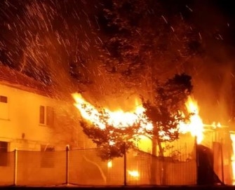 Prefabrik ev cayır cayır yandı