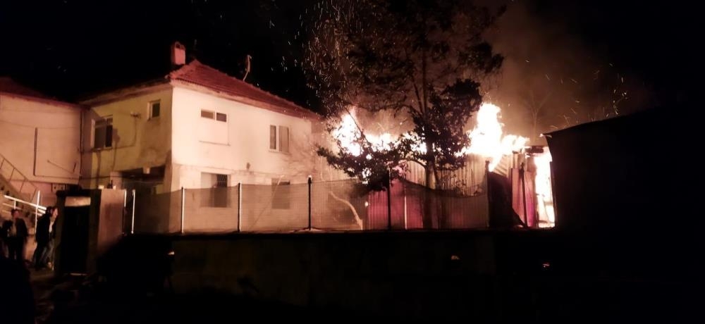 Prefabrik ev cayır cayır yandı