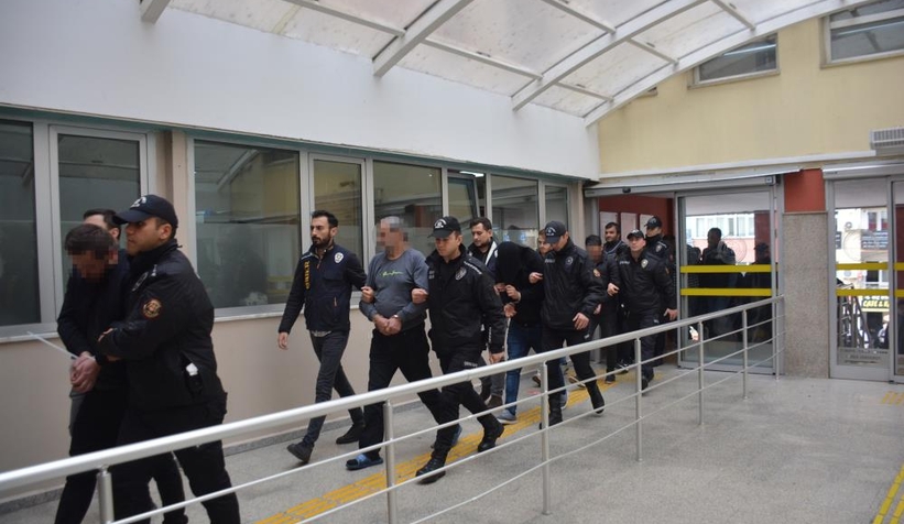 Prefabrik ev dolandırıcıları adliyeye sevk edildi