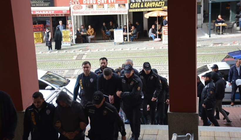 Prefabrik ev dolandırıcıları adliyeye sevk edildi