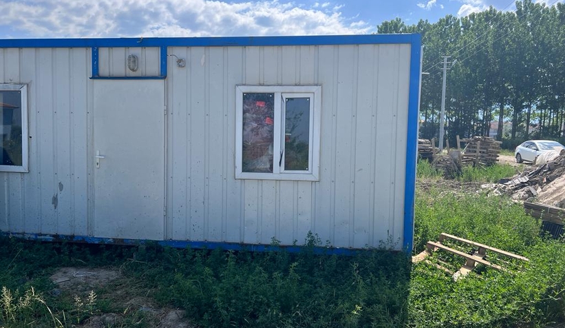 Prefabrikte ne var ne yok çaldılar