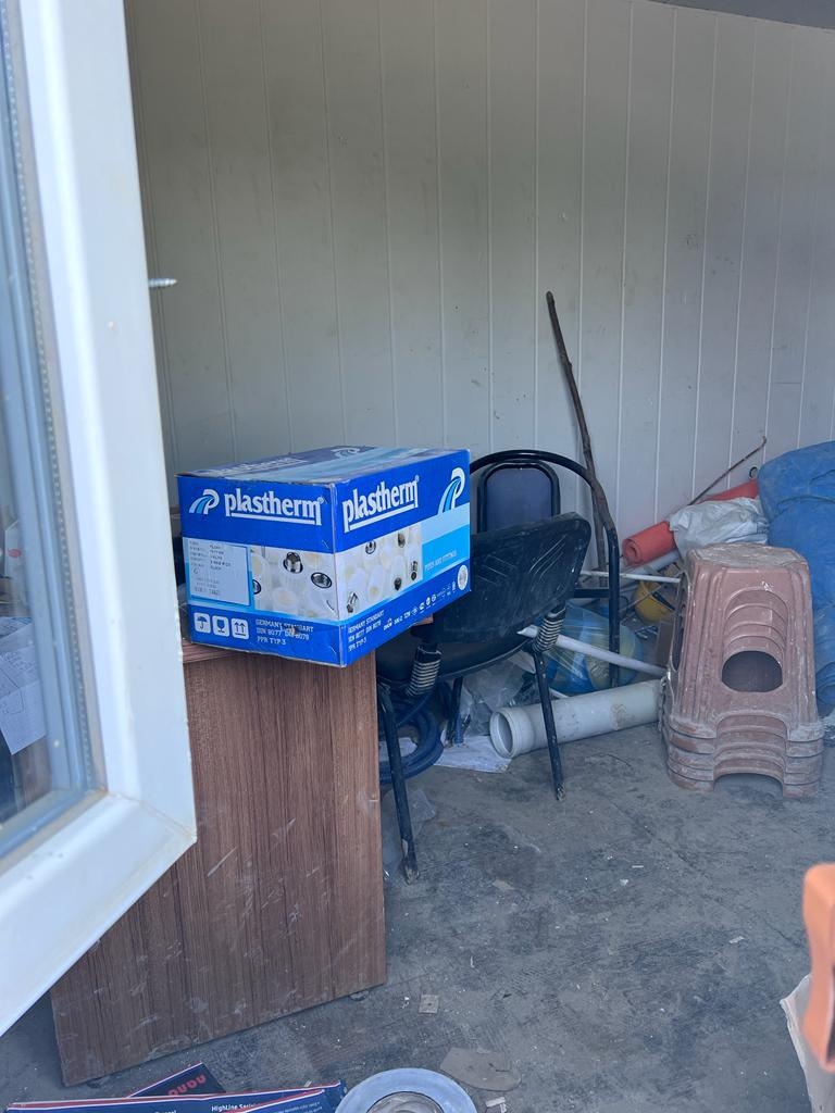 Prefabrikte ne var ne yok çaldılar