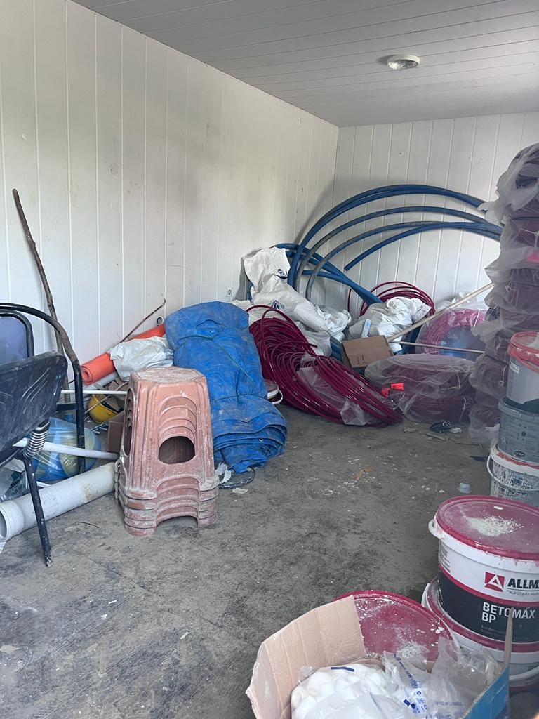 Prefabrikte ne var ne yok çaldılar