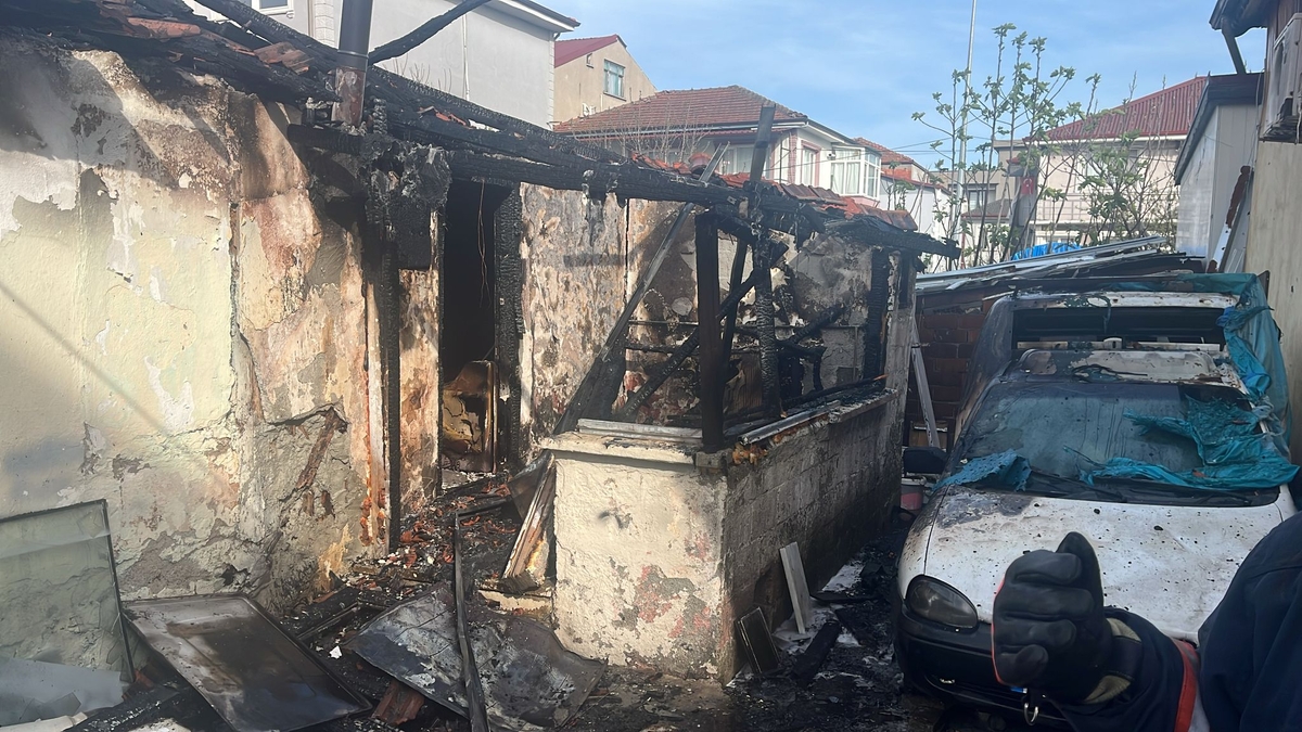 Psikolojik sorunları olan kız evi ateşe verdi iddiası