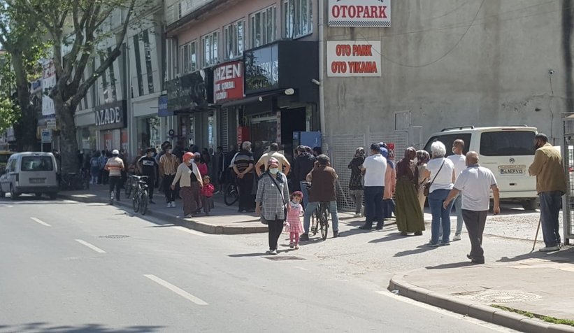 PTT önünde metrelerce kuyruk