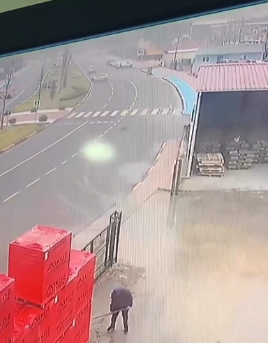 Refüje çarpıp böyle devrildi