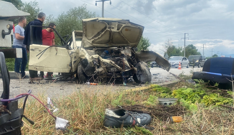 Refüjü aştı karşıdan gelen araçla kafa kafaya çarpıştı