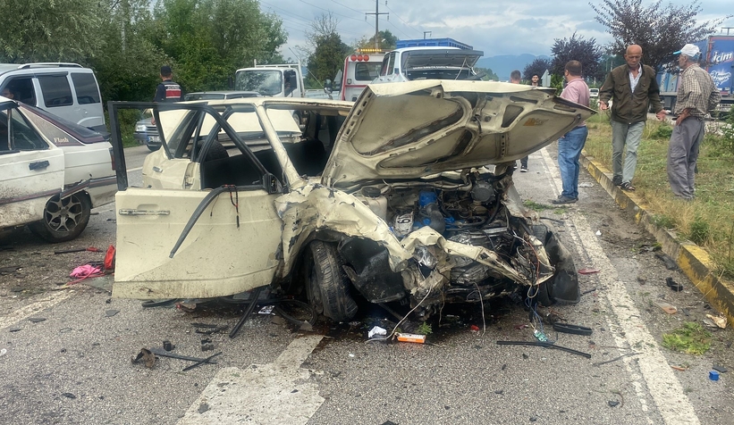 Refüjü aştı karşıdan gelen araçla kafa kafaya çarpıştı